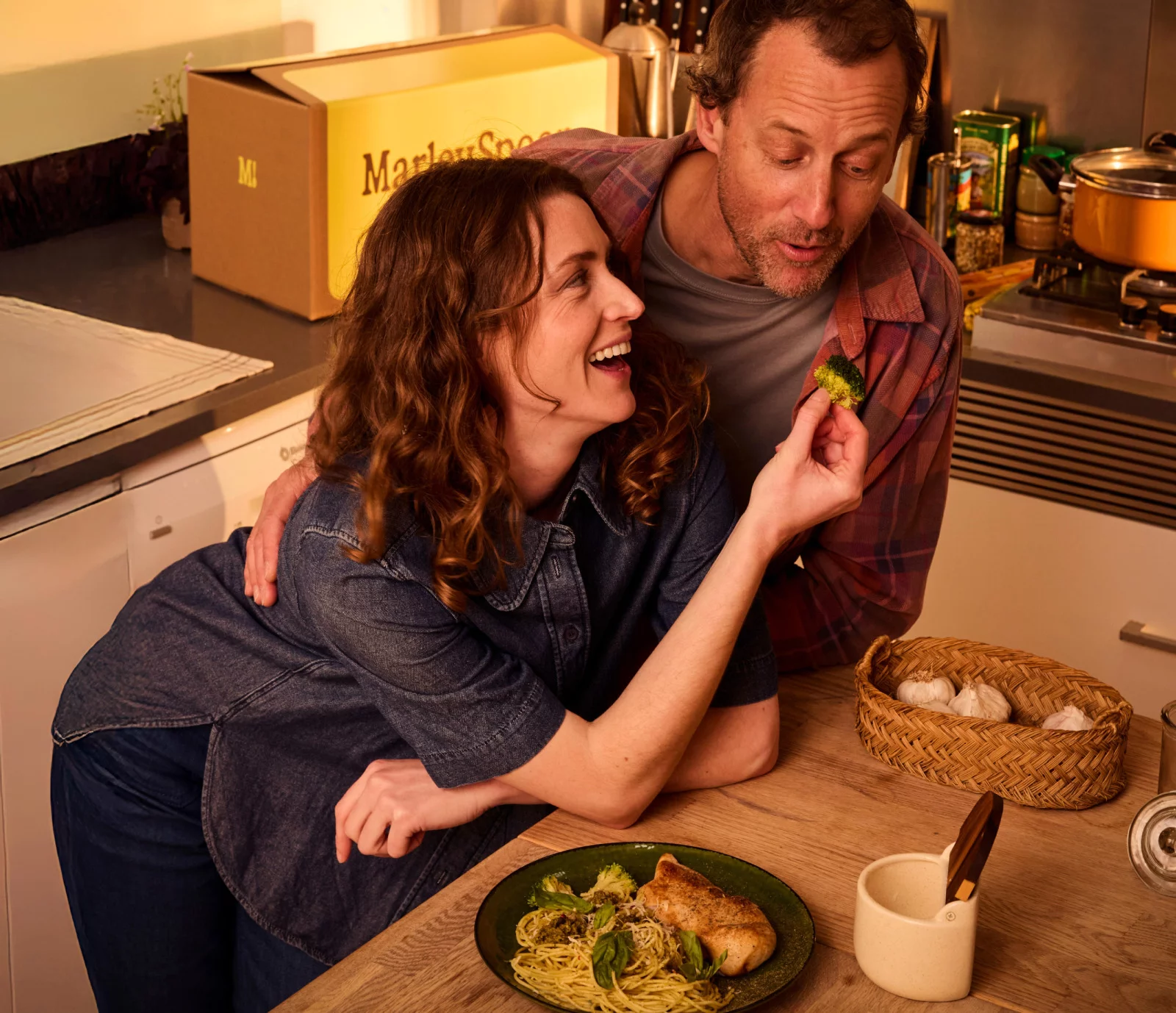 A couple enjoying a Marley Spoon meal together at home